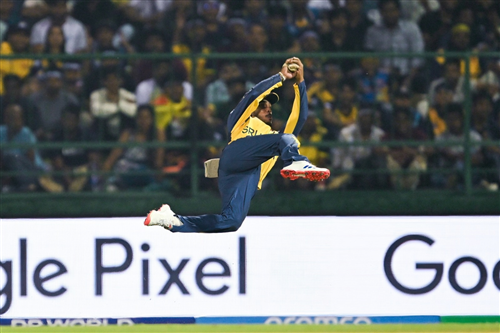 നിസാക്കക്ക് സെഞ്ച്വറി ; മൈറ്റി ഓസീസ് പുറത്ത് 